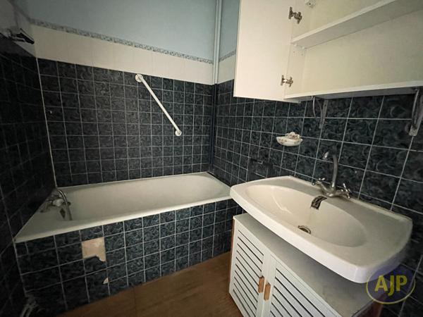 Appartement à vendre Saintes - 3 pièces, 74m² avec 2 chambre(s) à 133 200€ - AJP Immobilier Saintes