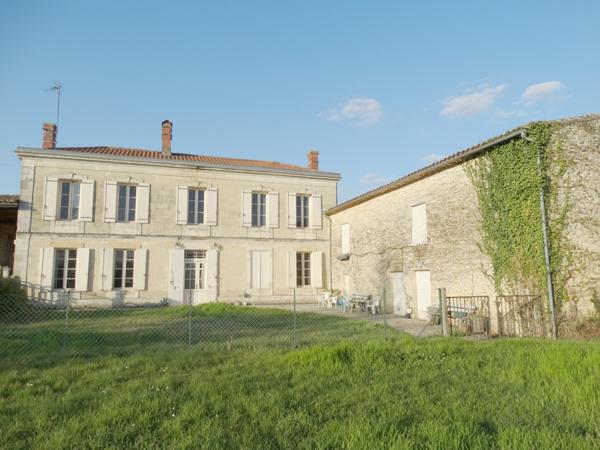 Illats (33720) Authentique propriété avec dépendances et parc.