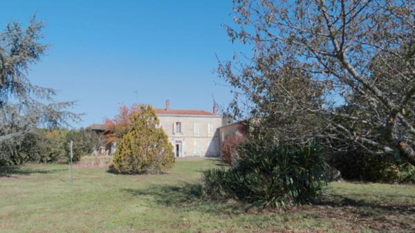 Illats (33720) Authentique propriété avec dépendances et parc.