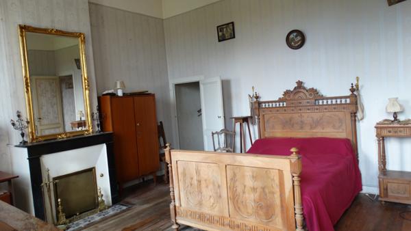 Illats (33720) Authentique propriété avec dépendances et parc.