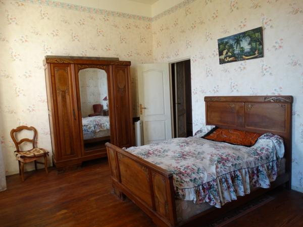 Illats (33720) Authentique propriété avec dépendances et parc.