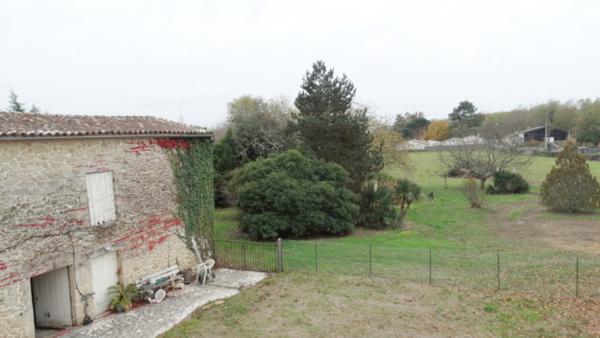 Illats (33720) Authentique propriété avec dépendances et parc.