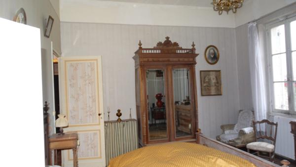 Illats (33720) Authentique propriété avec dépendances et parc.