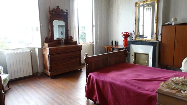 Illats (33720) Authentique propriété avec dépendances et parc.