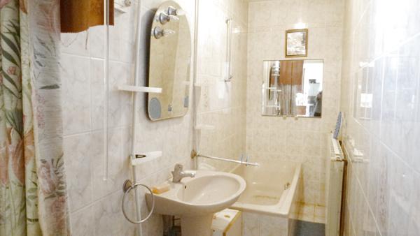 Illats (33720) Authentique propriété avec dépendances et parc.