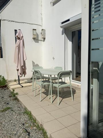 500m de la plage et du jolie port de lomener