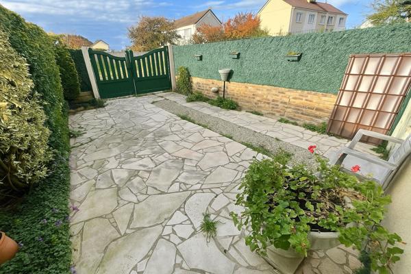 MAISON DE VILLE AVEC JARDIN A VILLEPREUX