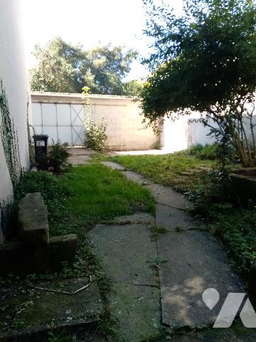 Secteur des abbatiales, appartement rez-de-jardin 51m², terrain environ 100 m² jardin et parking