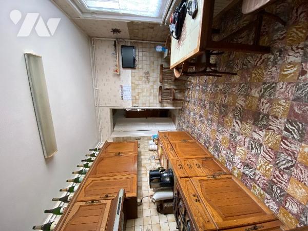 Maison de ville avec passage latéral étroit, garage, jardin et dépendances