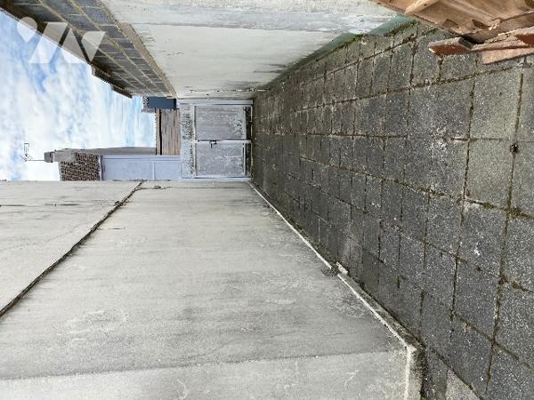 Maison de ville avec passage latéral étroit, garage, jardin et dépendances