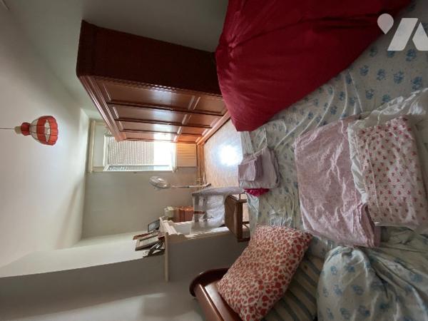 Maison de ville avec passage latéral étroit, garage, jardin et dépendances