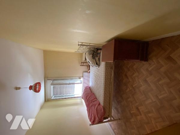 Maison de ville avec passage latéral étroit, garage, jardin et dépendances