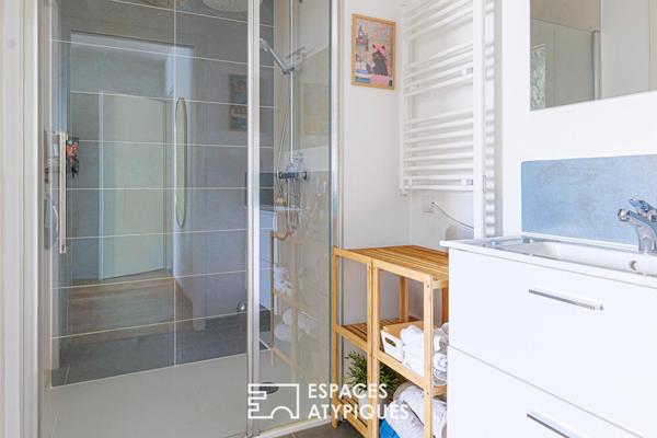 Appartement contemporain avec jardin et garage