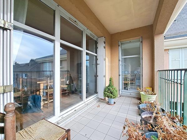 Au centre ville de Mantes La Jolie grand 3 pièces de 75 m² avec extérieur