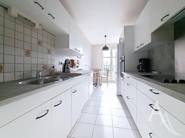 Au centre ville de Mantes La Jolie grand 3 pièces de 75 m² avec extérieur