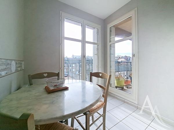 Au centre ville de Mantes La Jolie grand 3 pièces de 75 m² avec extérieur