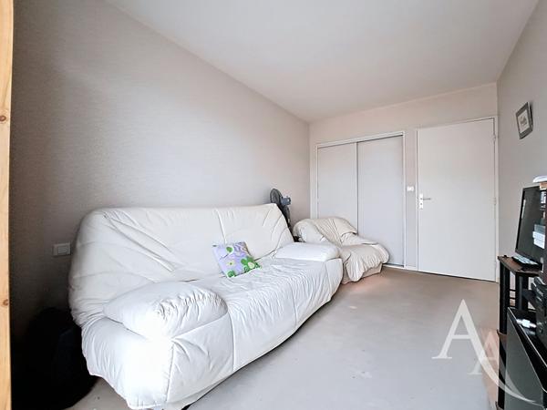 Au centre ville de Mantes La Jolie grand 3 pièces de 75 m² avec extérieur