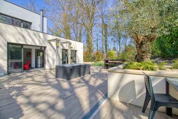 Villa d'architecte de 183m² à Chessy + 88m² de dépendance