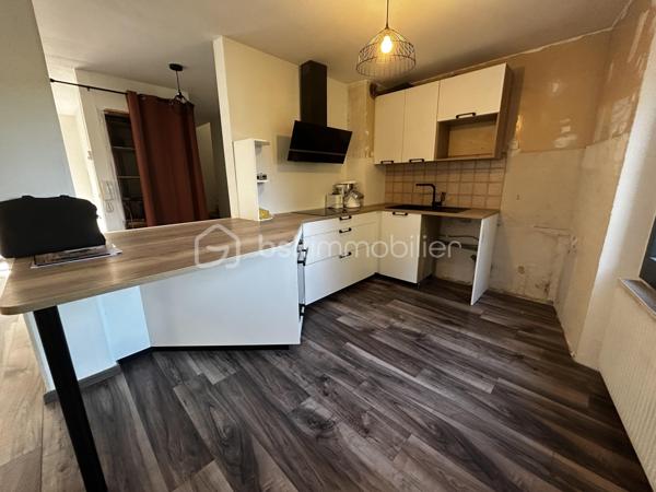 Découvrez cette maison de charme nichée au cœur de Saint-Georges-de-Luzençon, offrant une escapade paisible à proximité de toutes les commodités. Avec ses deux niveaux et une mitoyenneté, elle promet un cadre de vie serein.

Édifiée sur 100 m² habitables, cette maison dispose de quatre pièces dont trois chambres spacieuses. Un séjour accueillant et une cuisine bien agencée répondent à tous vos besoins quotidiens. La maison est équipée de fenêtres à double vitrage, assurant confort et tranquillité.

Profitez d'un balcon pour prendre un bol d'air et apprécier les environs calmes et sans vis-à-vis. Son chauffage individuel au gaz vous garantit chaleur et économie d'énergie.

À quelques encablures des écoles et commerces, cette maison est idéale pour une famille. Ne manquez pas cette opportunité unique, avec une taxe foncière de seulement 800 €. Contactez Natacha VIDAL pour plus d'informations.