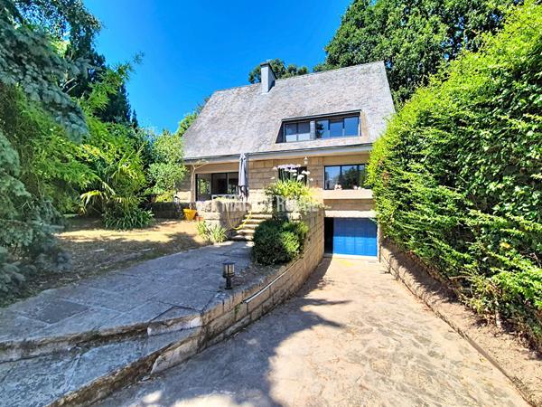 Maison d'architecte de caractère aux portes de Dinan, avec parc arboré et terrain constructible