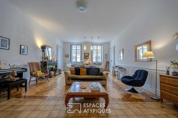 Appartement bourgeois à l’esprit vintage et son éden suspendu