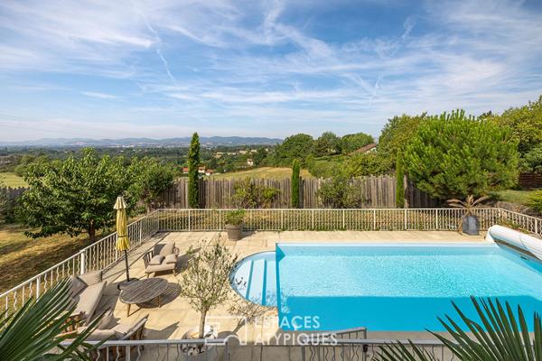 Maison familiale rénovée avec piscine, vue dégagée et studio indépendant – Coeur Dardilly