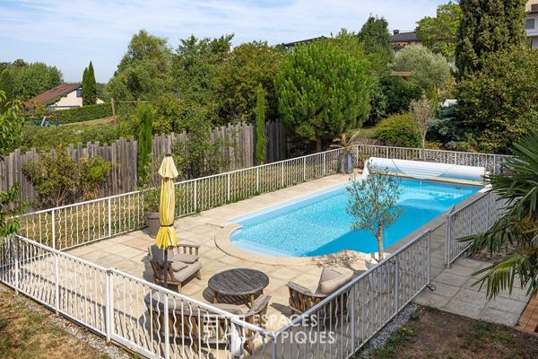 Maison familiale rénovée avec piscine, vue dégagée et studio indépendant – Coeur Dardilly
