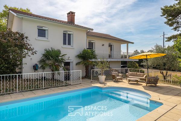 Maison familiale rénovée avec piscine, vue dégagée et studio indépendant – Coeur Dardilly