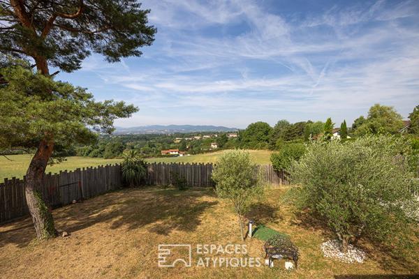 Maison familiale rénovée avec piscine, vue dégagée et studio indépendant – Coeur Dardilly