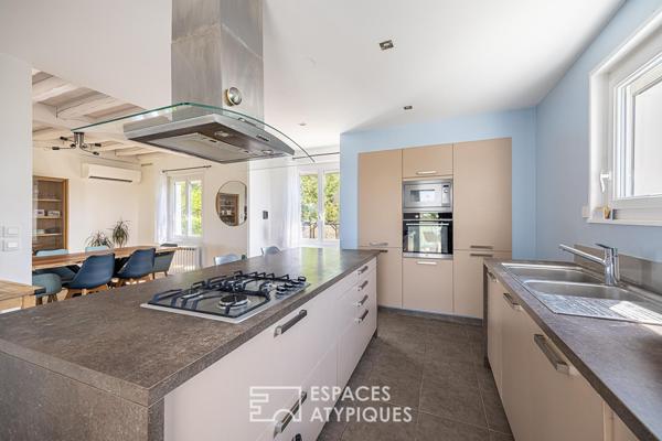 Maison familiale rénovée avec piscine, vue dégagée et studio indépendant – Coeur Dardilly