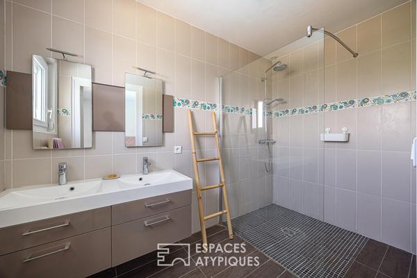 Maison familiale rénovée avec piscine, vue dégagée et studio indépendant – Coeur Dardilly