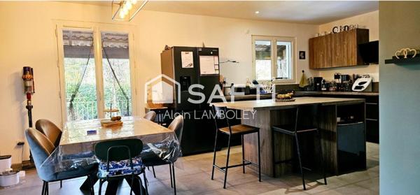 Villa  avec piscine et garage dans un cadre privilégié.  Il n'y a pas de travaux à prévoir.