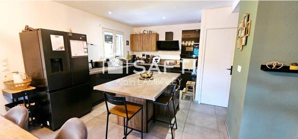 Villa  avec piscine et garage dans un cadre privilégié.  Il n'y a pas de travaux à prévoir.