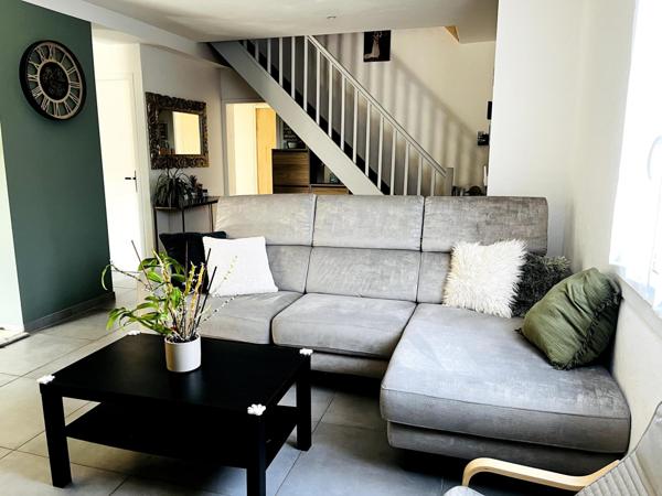 Villa  avec piscine et garage dans un cadre privilégié.  Il n'y a pas de travaux à prévoir.