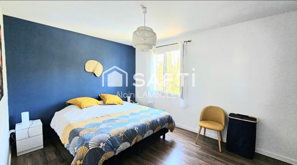 Villa  avec piscine et garage dans un cadre privilégié.  Il n'y a pas de travaux à prévoir.