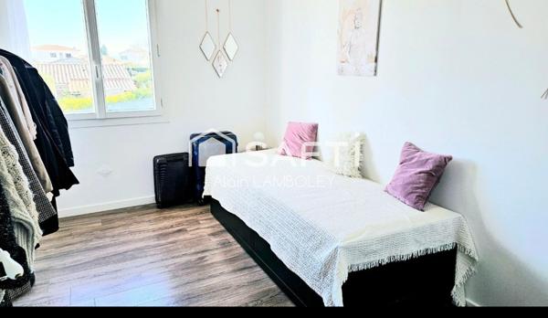 Villa  avec piscine et garage dans un cadre privilégié.  Il n'y a pas de travaux à prévoir.