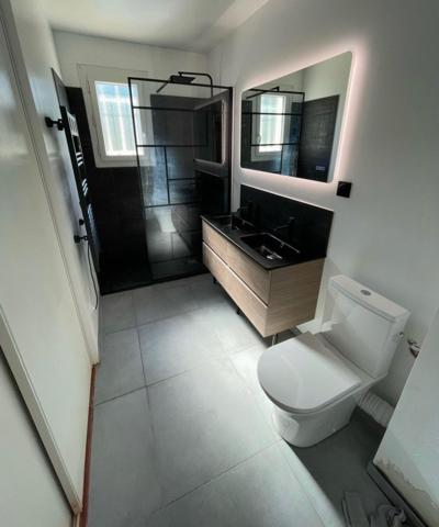 Villa  avec piscine et garage dans un cadre privilégié.  Il n'y a pas de travaux à prévoir.