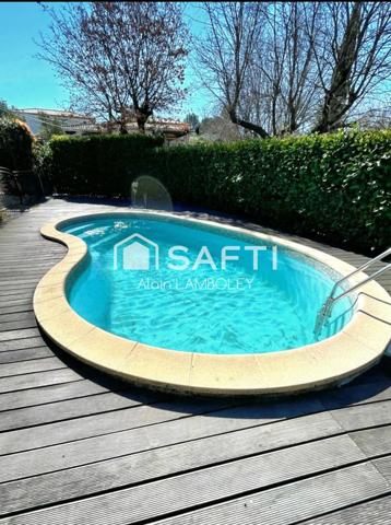 Villa  avec piscine et garage dans un cadre privilégié.  Il n'y a pas de travaux à prévoir.