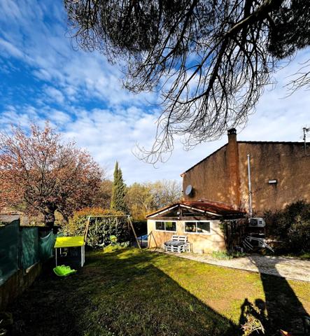 Villa  avec piscine et garage dans un cadre privilégié.  Il n'y a pas de travaux à prévoir.