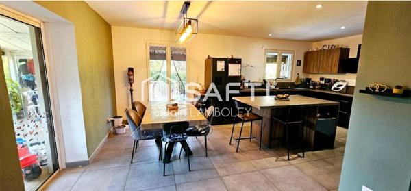 Villa  avec piscine et garage dans un cadre privilégié.  Il n'y a pas de travaux à prévoir.