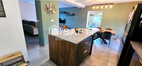 Villa  avec piscine et garage dans un cadre privilégié.  Il n'y a pas de travaux à prévoir.