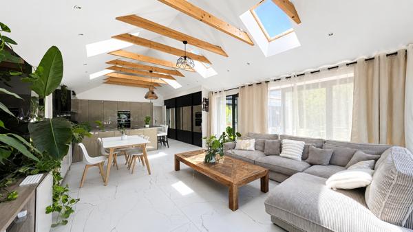 Maison
         5 pièces
        - 120 m² Bien prestige 799 000 € *
