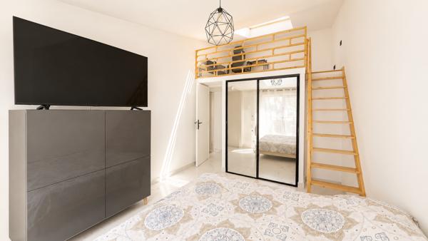 Maison
         5 pièces
        - 120 m² Bien prestige 799 000 € *