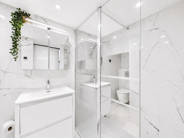 Maison
         5 pièces
        - 120 m² Bien prestige 799 000 € *