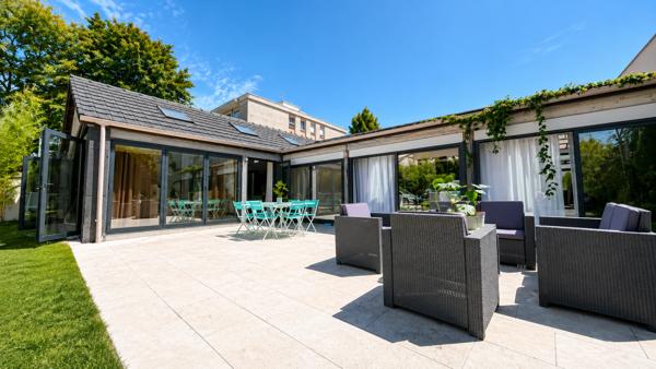 Maison
         5 pièces
        - 120 m² Bien prestige 799 000 € *