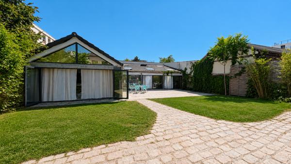 Maison
         5 pièces
        - 120 m² Bien prestige 799 000 € *