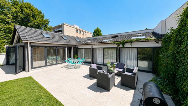 Maison
         5 pièces
        - 120 m² Bien prestige 799 000 € *
