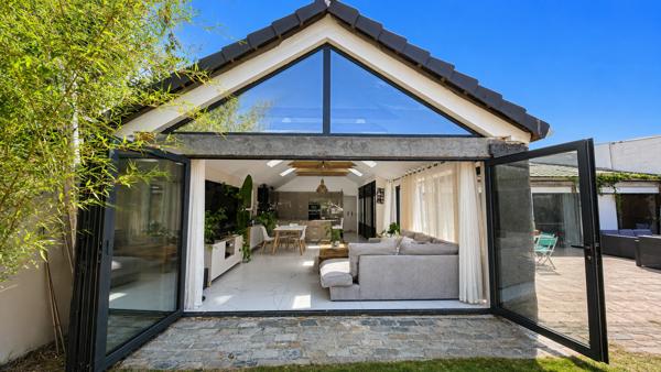 Maison
         5 pièces
        - 120 m² Bien prestige 799 000 € *