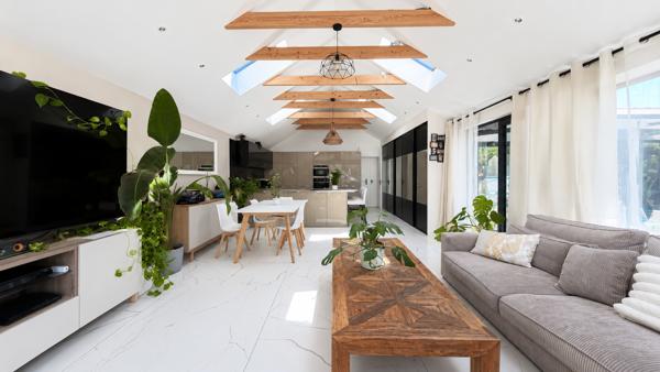 Maison
         5 pièces
        - 120 m² Bien prestige 799 000 € *