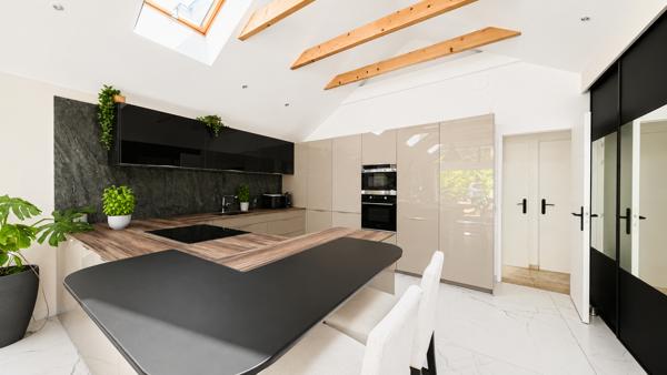 Maison
         5 pièces
        - 120 m² Bien prestige 799 000 € *